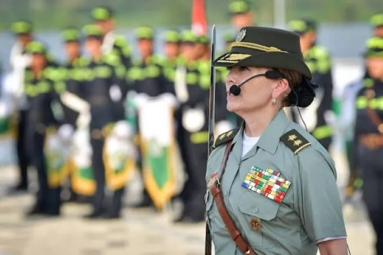 Imagen representativa del liderazgo femenino en la policía, inspirada en el nombramiento de Sandra Rodríguez como primera mujer comandante de la Policía Metropolitana de Barranquilla.