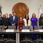 Paula Hurtado posa junto a representantes de la Secretaría de Economía y participantes de una reunión institucional de NEXT 2026.