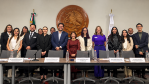 Paula Hurtado posa junto a representantes de la Secretaría de Economía y participantes de una reunión institucional de NEXT 2026.