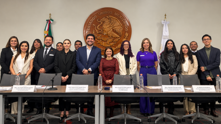 Paula Hurtado posa junto a representantes de la Secretaría de Economía y participantes de una reunión institucional de NEXT 2026.