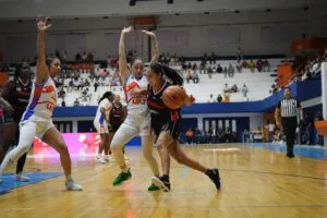 Mujeres en el básquetbol participan en un congreso de liderazgo, formación deportiva y desarrollo profesional en Xalapa.