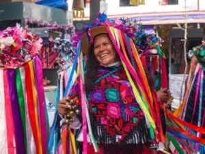 Danza de las Pastoras reúne a mujeres otomíes con vestimenta tradicional, sombreros coloridos y bastones durante una celebración comunitaria.