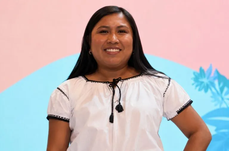Viridiana Regino, investigadora nahua de Puebla, reconocida por promover los derechos y la autonomía de las mujeres indígenas en México.